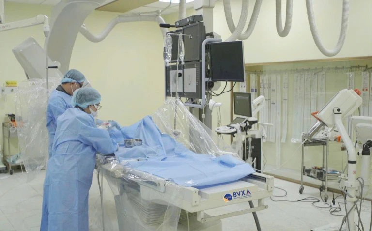 Đang ngồi người đàn ông ho ra cả chén máu vì vỡ mạch máu phế quản