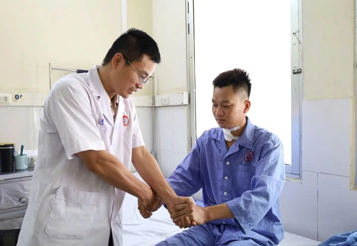 Chân tê bì sau tai nạn, nam thanh niên không ngờ dập tủy cột sống cổ