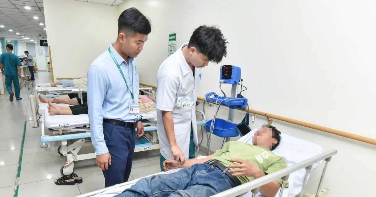 Bất ngờ tê cứng tay chân, người đàn ông 44 tuổi ngã quỵ ngay tại ghế ngồi