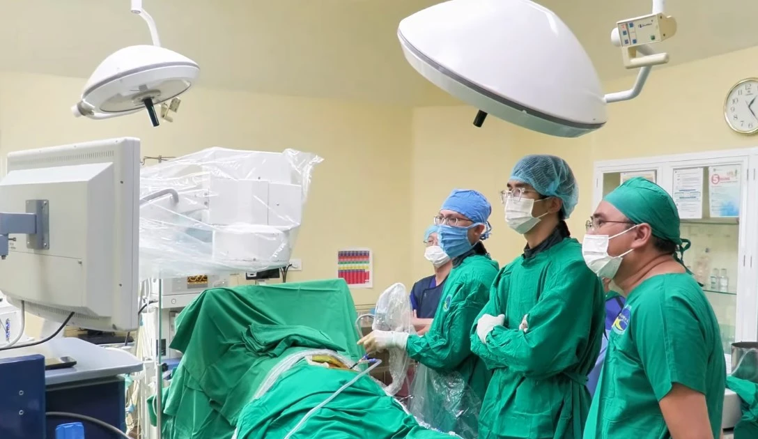 Tán sỏi san hô 5cm xâm lấn hết các đài thận