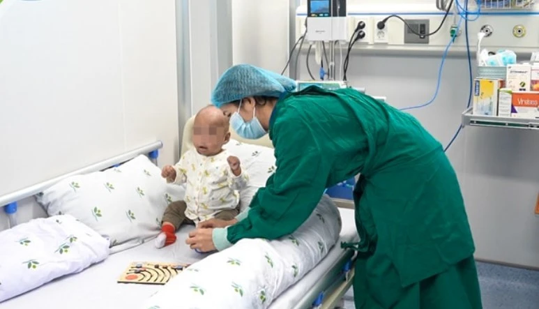 Hồi sinh sự sống cho bé gái mắc suy giảm miễn dịch bẩm sinh thể nặng