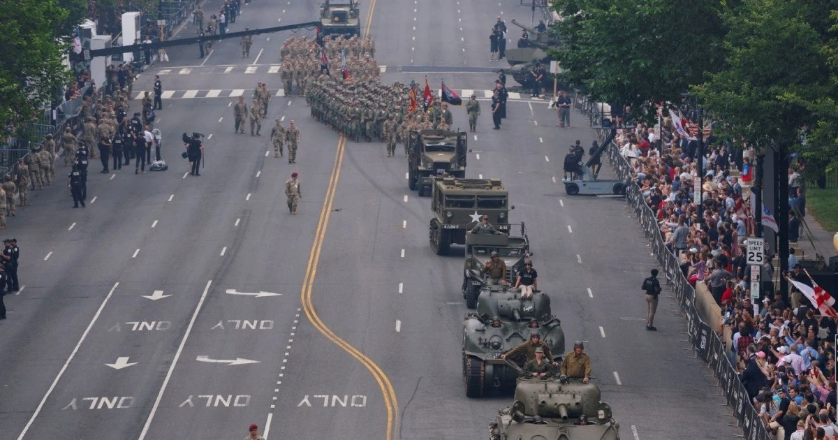 View - Binh lính, khí tài Mỹ duyệt binh đúng ngày sinh nhật ông Trump | Báo Tri thức và Cuộc sống - TIN TỨC PHỔ BIẾN KIẾN THỨC 24H