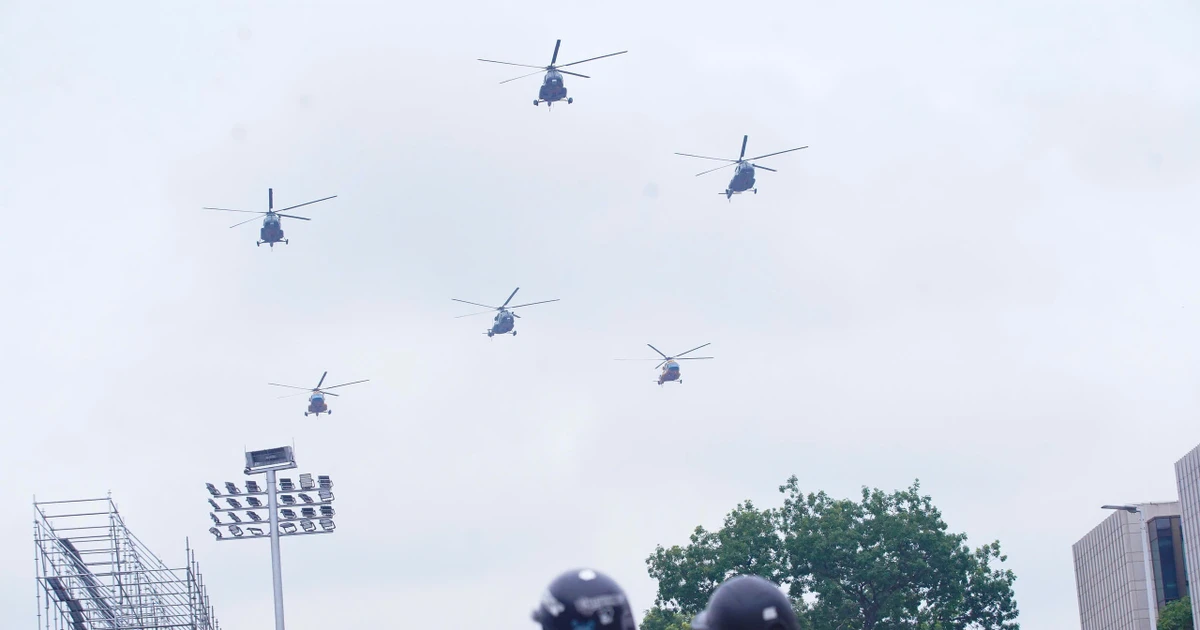 View - Ngắm dàn trực thăng luyện tập diễu binh bay qua Quảng trường Ba Đình | Báo Tri thức và Cuộc sống - TIN TỨC PHỔ BIẾN KIẾN THỨC 24H