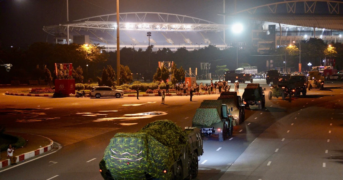 View - Dàn khí tài tiếp tục cơ động trong đêm về trung tâm Hà Nội | Báo Tri thức và Cuộc sống - TIN TỨC PHỔ BIẾN KIẾN THỨC 24H