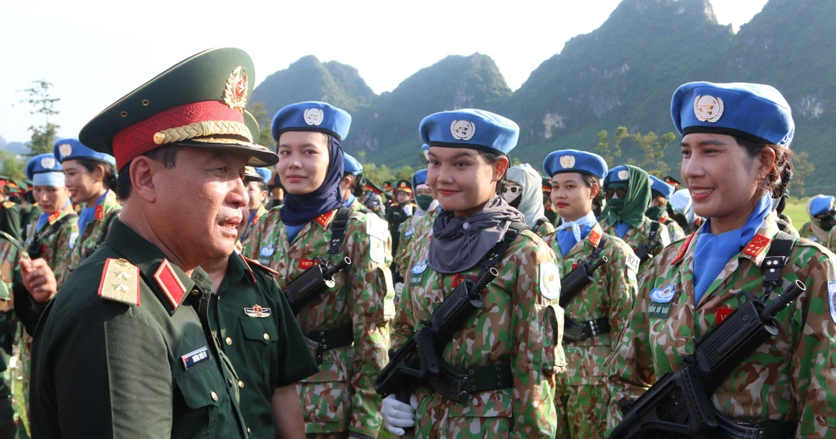 Lan tỏa hình ảnh nữ quân nhân vừa xinh đẹp duyên dáng, vừa hùng tráng