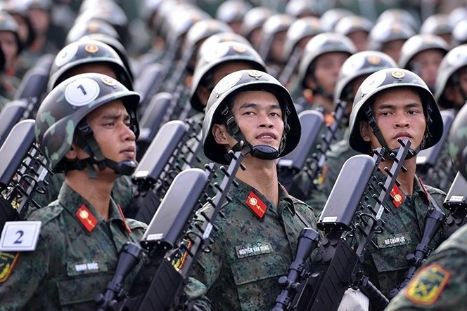 View - Người dân đội nắng xem bộ đội hợp luyện diễu binh, diễu hành | Báo Tri thức và Cuộc sống - TIN TỨC PHỔ BIẾN KIẾN THỨC 24H