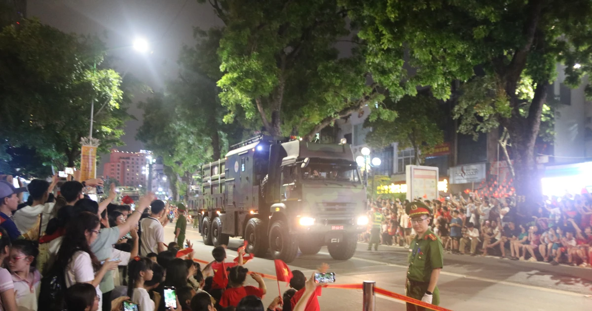 Người dân nồng nhiệt đón đoàn xe bánh lốp tổng hợp luyện diễu binh đường Giảng Võ