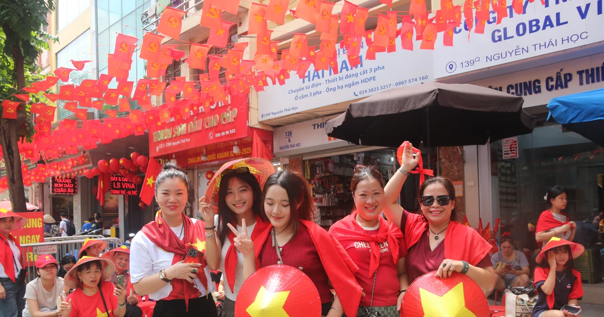 View - Phố Hàng Cháo đông nghẹt người xếp hàng từ 3h sáng 29/8 xem Tổng duyệt | Báo Tri thức và Cuộc sống - TIN TỨC PHỔ BIẾN KIẾN THỨC 24H