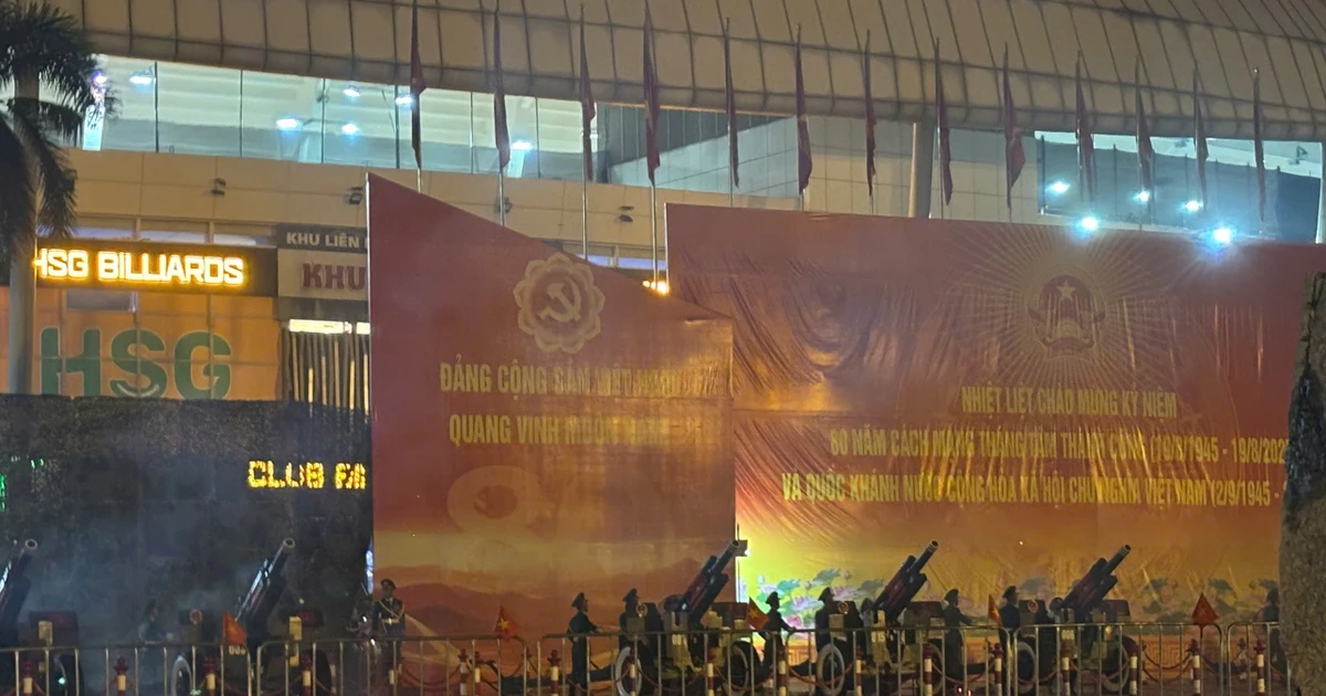 View - 15 loạt đại bác khai hỏa tại Mỹ Đình trong đêm sơ duyệt | Báo Tri thức và Cuộc sống - TIN TỨC PHỔ BIẾN KIẾN THỨC 24H