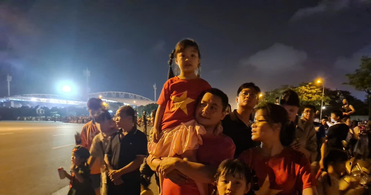 View - Ngàn người dân đón chào đoàn xe cơ giới tiến vào Trường đua F1 Mỹ Đình | Báo Tri thức và Cuộc sống - TIN TỨC PHỔ BIẾN KIẾN THỨC 24H