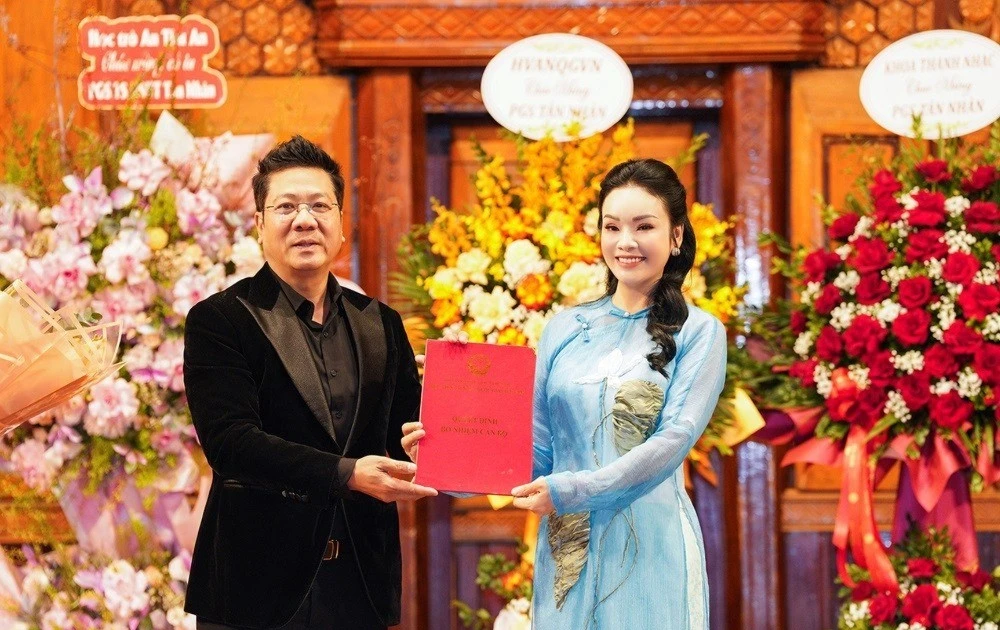 View - NSƯT Tân Nhàn nhận quyết định bổ nhiệm chức danh Phó Giáo sư | Báo Tri thức và Cuộc sống - TIN TỨC PHỔ BIẾN KIẾN THỨC 24H