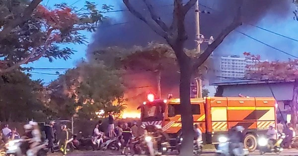 Cháy dữ dội cạnh cửa hàng xăng dầu tại Đà Nẵng