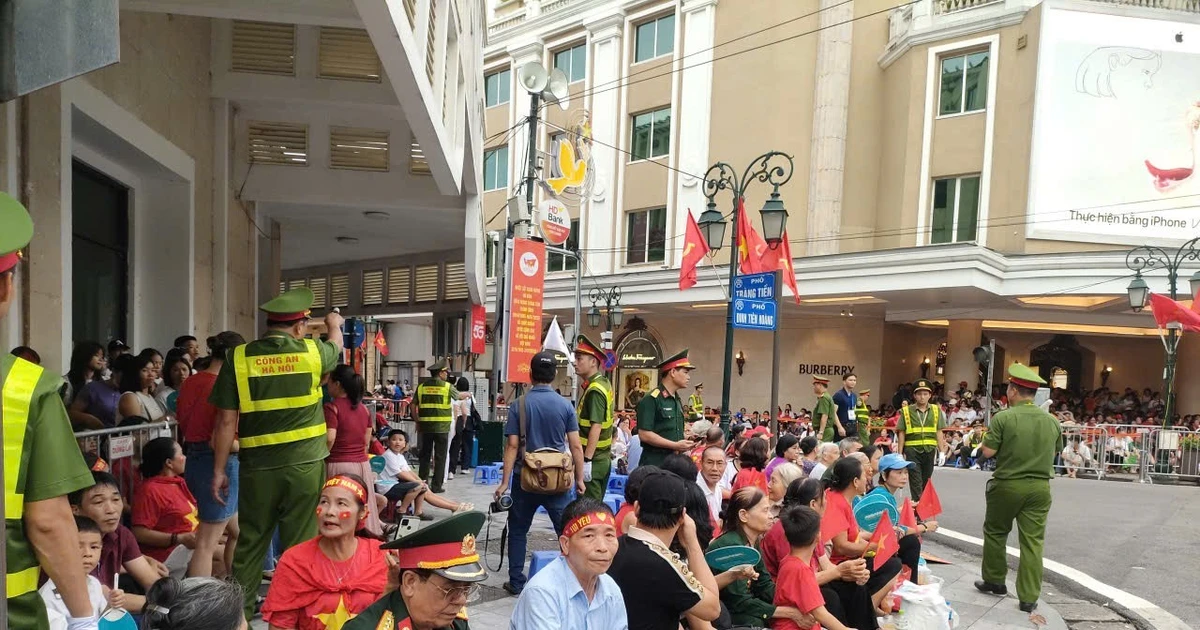 View - Người dân đổ về ngã tư Tràng Tiền - Đinh Tiên Hoàng xem sơ duyệt diễu binh | Báo Tri thức và Cuộc sống - TIN TỨC PHỔ BIẾN KIẾN THỨC 24H