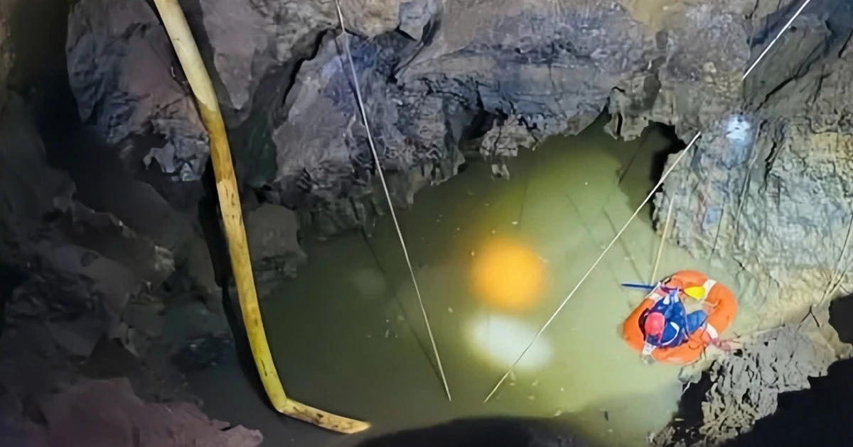 View - Giây phút tìm nạn nhân nghi rơi "hố tử thần" ở Bắc Kạn | Báo Tri thức và Cuộc sống - TIN TỨC PHỔ BIẾN KIẾN THỨC 24H