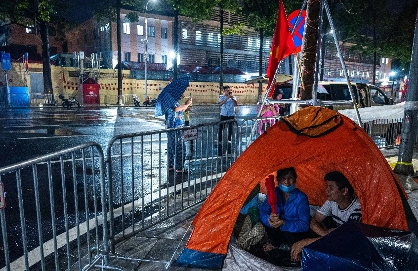 View - Người dân cắm trại từ đêm 26/8 chờ xem sơ duyệt diễu binh | Báo Tri thức và Cuộc sống - TIN TỨC PHỔ BIẾN KIẾN THỨC 24H