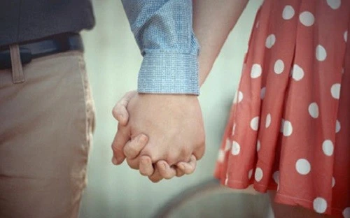 Chồng tôi tiết kiệm từng đồng, bất ngờ mang hết tiền gửi về giúp bố mẹ vợ