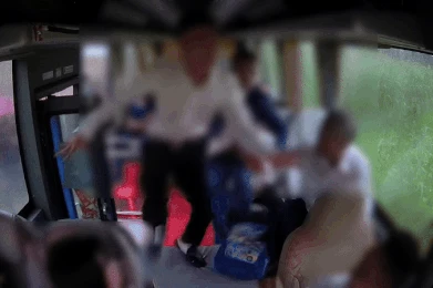 Bố con chú rể đạp vào đầu tài xế vì từ chối chở đi đón dâu