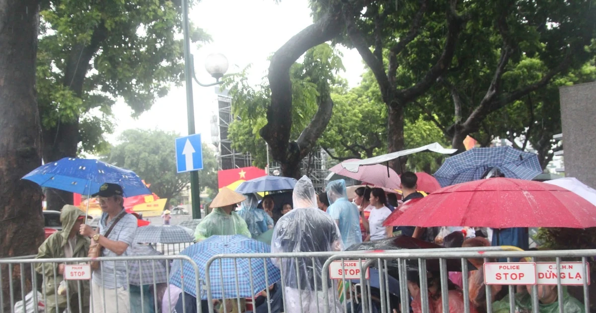 View - Bất chấp mưa gió, người dân xếp hàng chờ xem sơ duyệt diễu binh A80 | Báo Tri thức và Cuộc sống - TIN TỨC PHỔ BIẾN KIẾN THỨC 24H