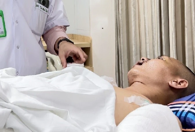 Chở 3 người ngã vào đống sắt, quý ông 35 tuổi lòi toàn bộ nội tạng