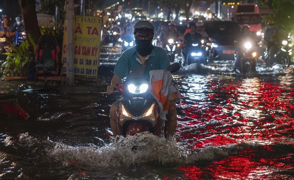 View - Triều cường gây ngập nặng ở TP HCM, người dân lội nước về nhà | Báo Tri thức và Cuộc sống - TIN TỨC PHỔ BIẾN KIẾN THỨC 24H