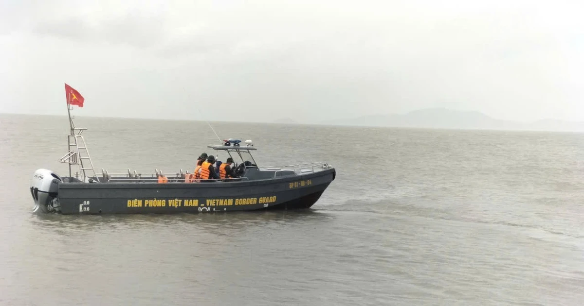 Vượt bão cứu sống người dân viêm phúc mạc do ruột thừa từ đảo về đất liền