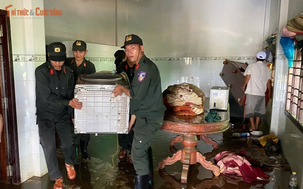 View - Cảnh sát cơ động hỗ trợ người dân Lâm Đồng khắc phục hậu quả sau lũ | Báo Tri thức và Cuộc sống - TIN TỨC PHỔ BIẾN KIẾN THỨC 24H