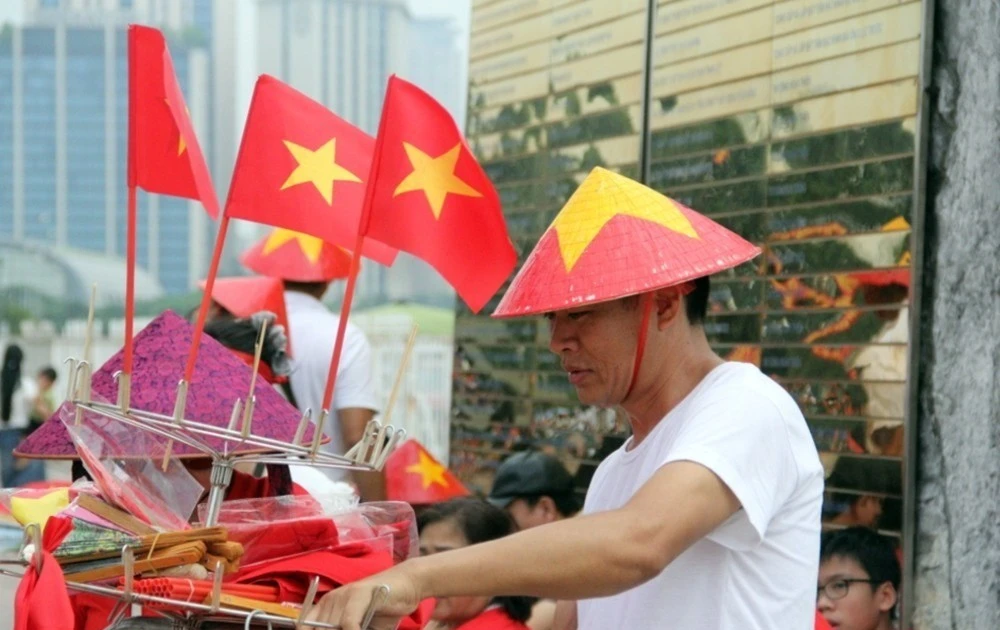 View - "Hốt bạc" bán phụ kiện xem diễu binh, diễu hành ở Hà Nội | Báo Tri thức và Cuộc sống - TIN TỨC PHỔ BIẾN KIẾN THỨC 24H