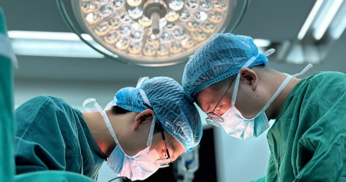 Khối u 17 năm ăn mòn xương ngón tay quý ông 37 tuổi