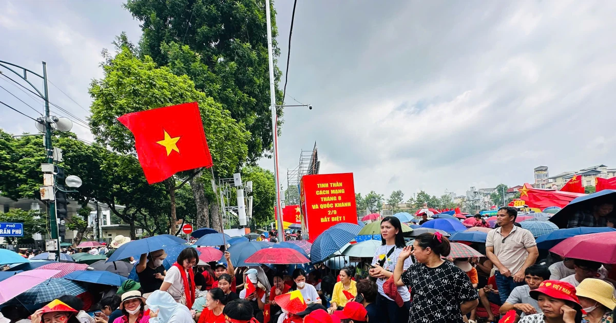View - 'Khối yêu nước' đổ về chật kín đường Trần Phú, Hùng Vương chờ xem diễu binh | Báo Tri thức và Cuộc sống - TIN TỨC PHỔ BIẾN KIẾN THỨC 24H