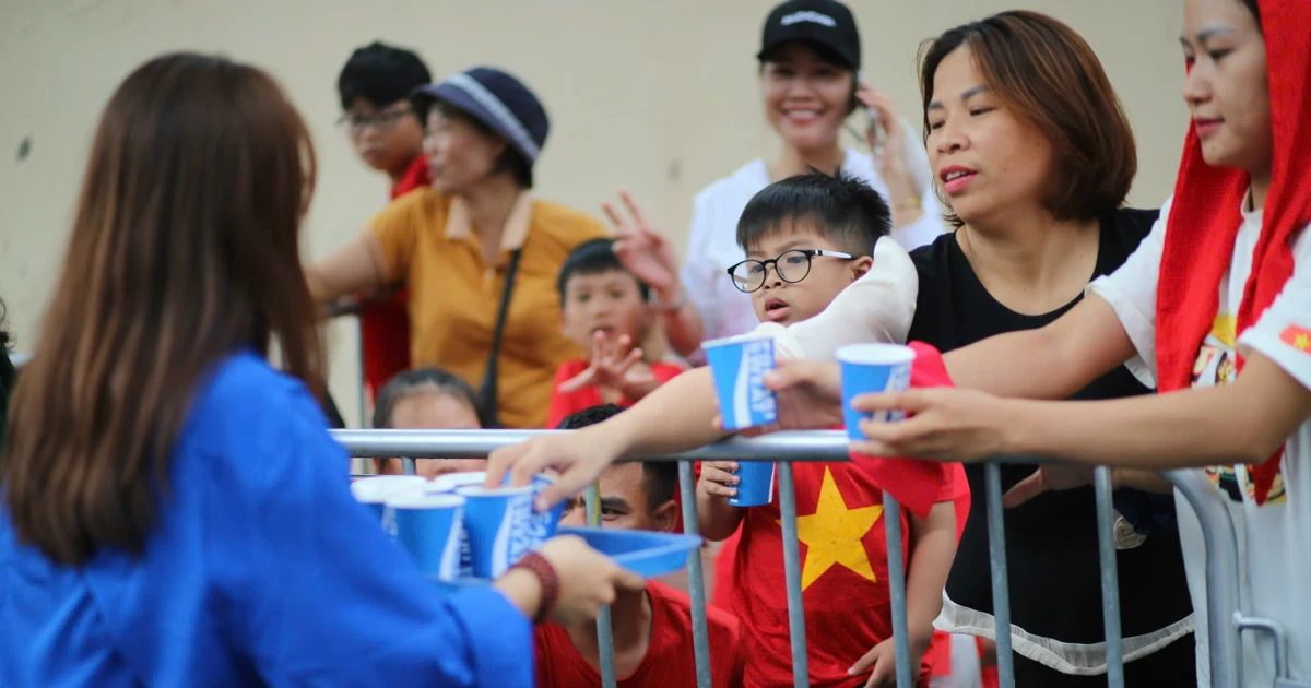 View - Tình nguyện viên phát nước miễn phí cho người dân xem sơ duyệt diễu binh | Báo Tri thức và Cuộc sống - TIN TỨC PHỔ BIẾN KIẾN THỨC 24H