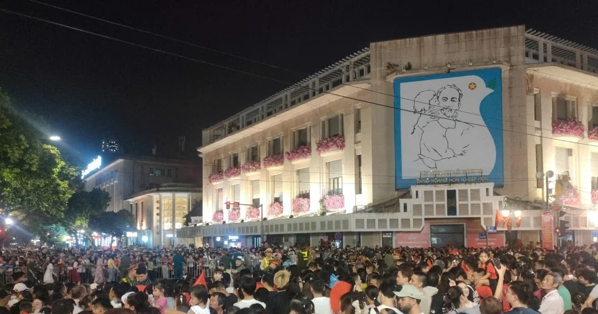 View - Đông nghịt người dân khu vực Tràng Tiền chào đón đoàn hợp luyện diễn binh | Báo Tri thức và Cuộc sống - TIN TỨC PHỔ BIẾN KIẾN THỨC 24H