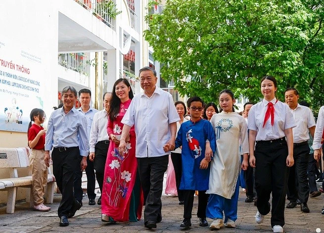 View - Tổng Bí thư Tô Lâm tặng quà ngày 1/6 cho trẻ khuyết tật | Báo Tri thức và Cuộc sống - TIN TỨC PHỔ BIẾN KIẾN THỨC 24H