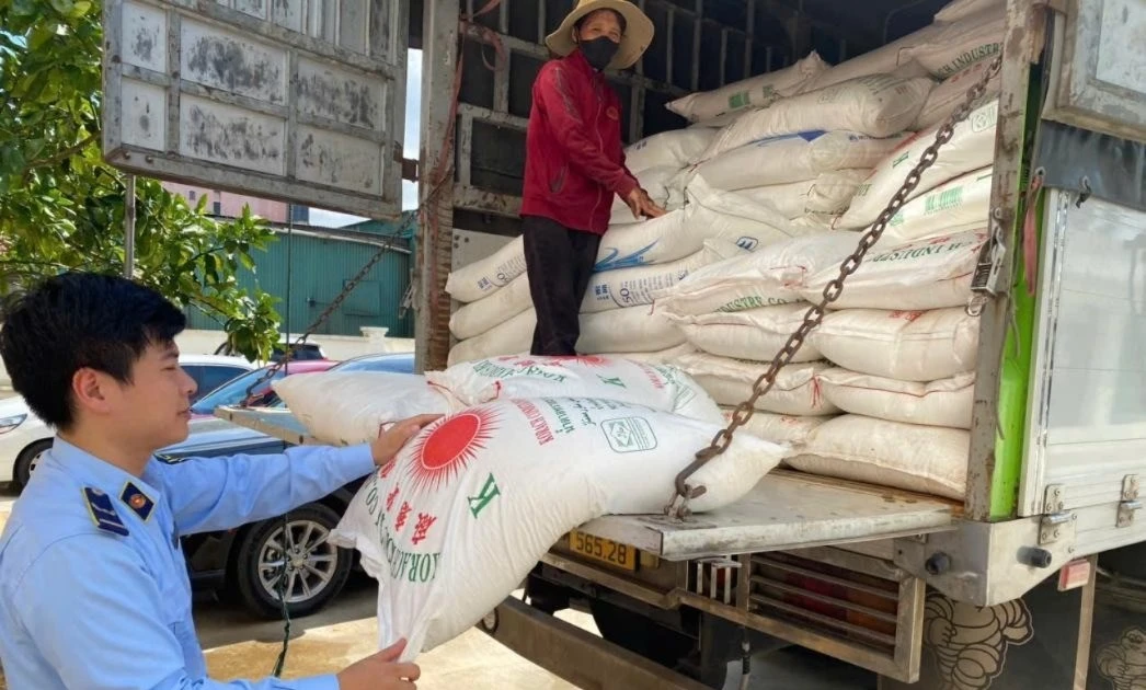 Phát hiện, tạm giữ 3 tấn đường cát hiệu Korach Sugar nhập lậu