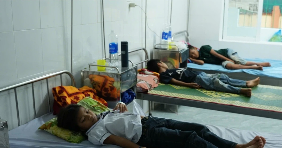 Vụ 40 học sinh nghi ngộ độc, nữ hiệu phó bị tố 'ôm trọn' bếp ăn?