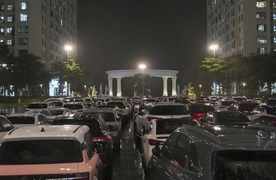 View - Cận cảnh hàng trăm ô tô quây lại trước tòa chung cư Hà Nội tránh bão Wipha | Báo Tri thức và Cuộc sống - TIN TỨC PHỔ BIẾN KIẾN THỨC 24H