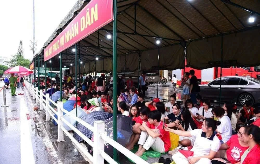 View - Lắp đặt nhà bạt phục vụ nhân dân xem diễu binh, diễu hành A80 | Báo Tri thức và Cuộc sống - TIN TỨC PHỔ BIẾN KIẾN THỨC 24H