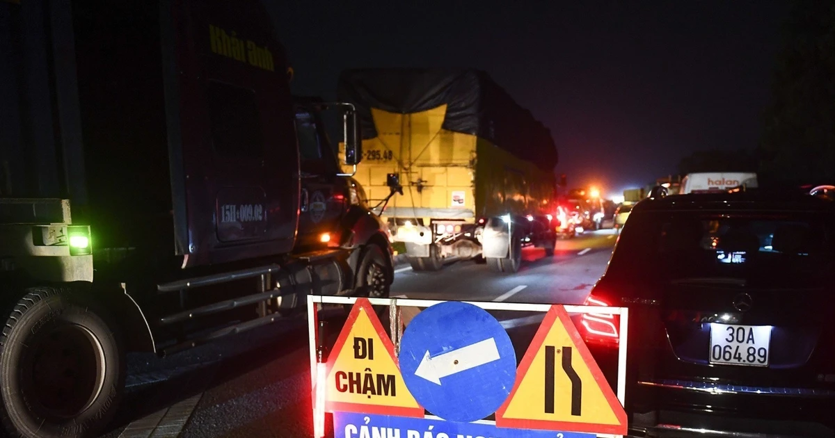 Ùn ứ kéo dài trên cao tốc Thái Nguyên - Hà Nội do ngập lụt