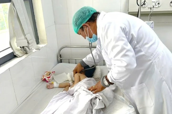 Đoạn ruột dài 12cm chứa đầy tóc gây tắc ruột ở bé gái 4 tuổi