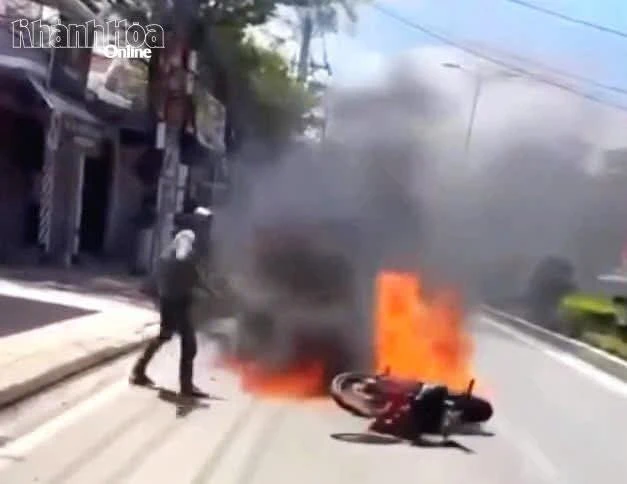 Gallery - Xin bỏ qua lỗi vi phạm không được, người đàn ông châm lửa đốt xe | Báo Tri thức và Cuộc sống - TIN TỨC PHỔ BIẾN KIẾN THỨC 24H