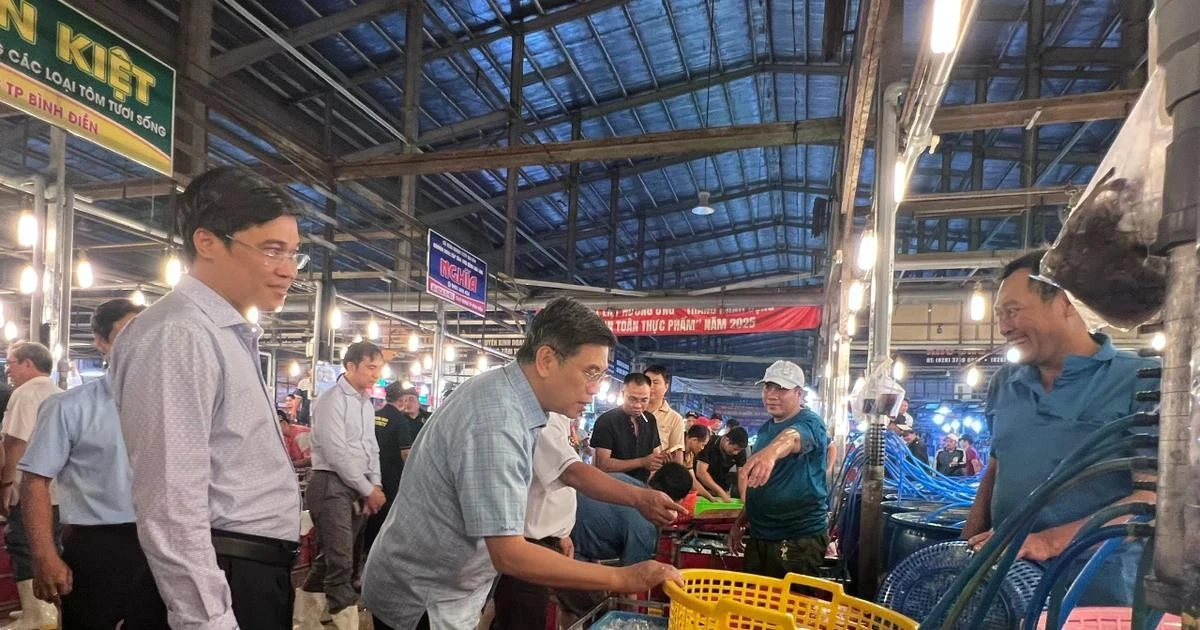 Gallery - TP HCM xuyên đêm kiểm tra chợ đầu mối trái cây, rau thịt trước Tết | Báo Tri thức và Cuộc sống - TIN TỨC PHỔ BIẾN KIẾN THỨC 24H