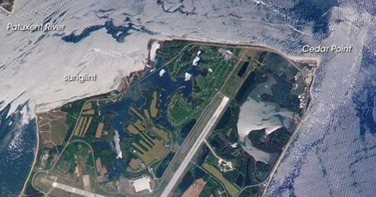 View - Xôn xao vật thể lạ nghi UFO xuất hiện tại căn cứ hải quân Mỹ | Báo Tri thức và Cuộc sống - TIN TỨC PHỔ BIẾN KIẾN THỨC 24H