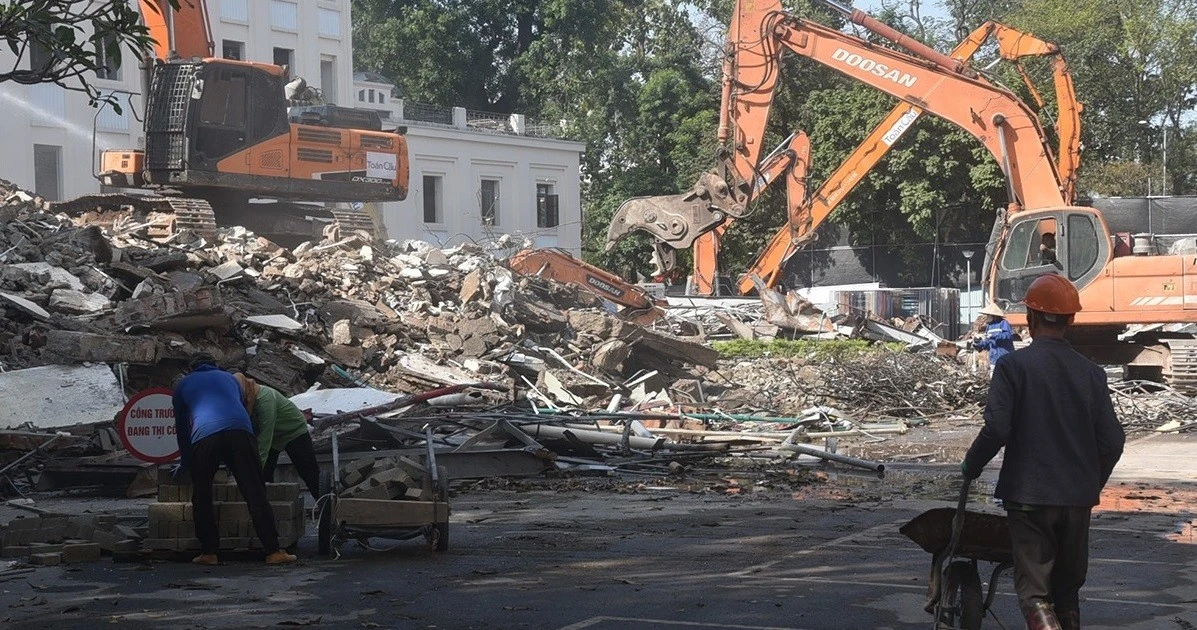 View - Cận cảnh phá dỡ công trình phía Đông hồ Hoàn Kiếm | Báo Tri thức và Cuộc sống - TIN TỨC PHỔ BIẾN KIẾN THỨC 24H