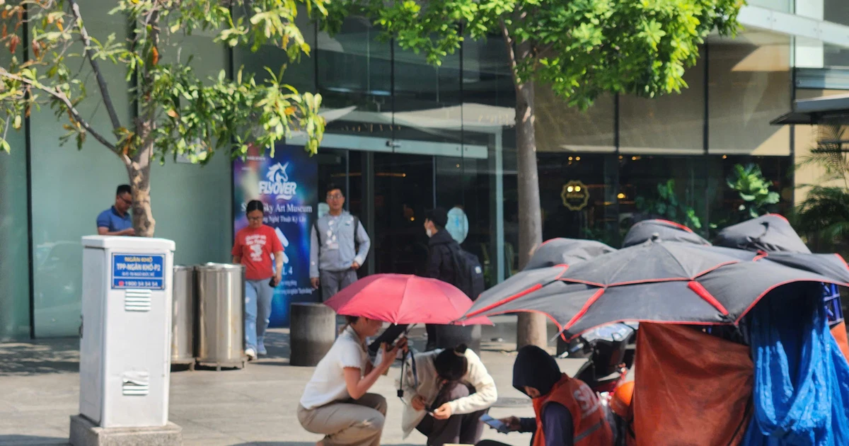 Gallery - Người dân TP HCM vật vã dưới nắng nóng như 'đổ lửa' | Báo Tri thức và Cuộc sống - TIN TỨC PHỔ BIẾN KIẾN THỨC 24H