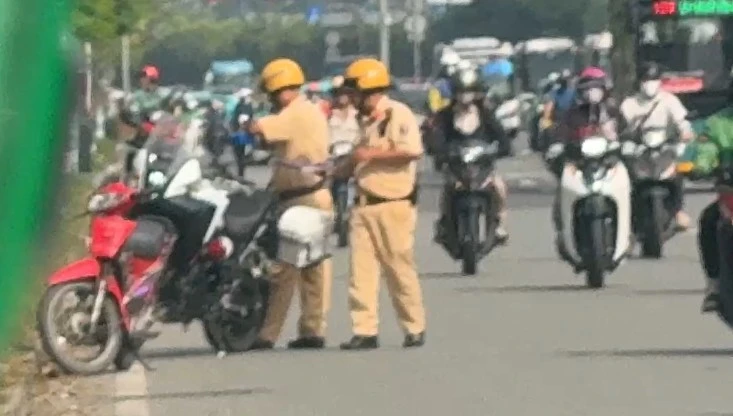 View - Đề nghị 'nhạy cảm' bị CSGT cảnh cáo, người đàn ông vứt xe bỏ đi | Báo Tri thức và Cuộc sống - TIN TỨC PHỔ BIẾN KIẾN THỨC 24H