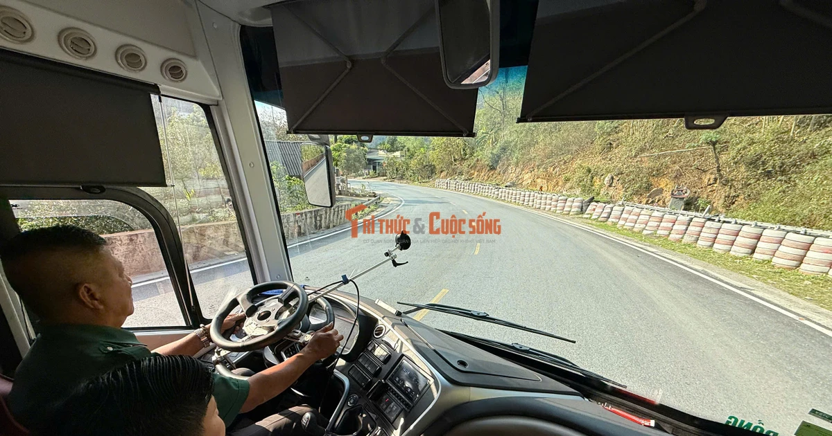 View - Cận cảnh cuộc "đại phẫu" xe khách giường nằm trên cung đường đèo dốc | Báo Tri thức và Cuộc sống - TIN TỨC PHỔ BIẾN KIẾN THỨC 24H