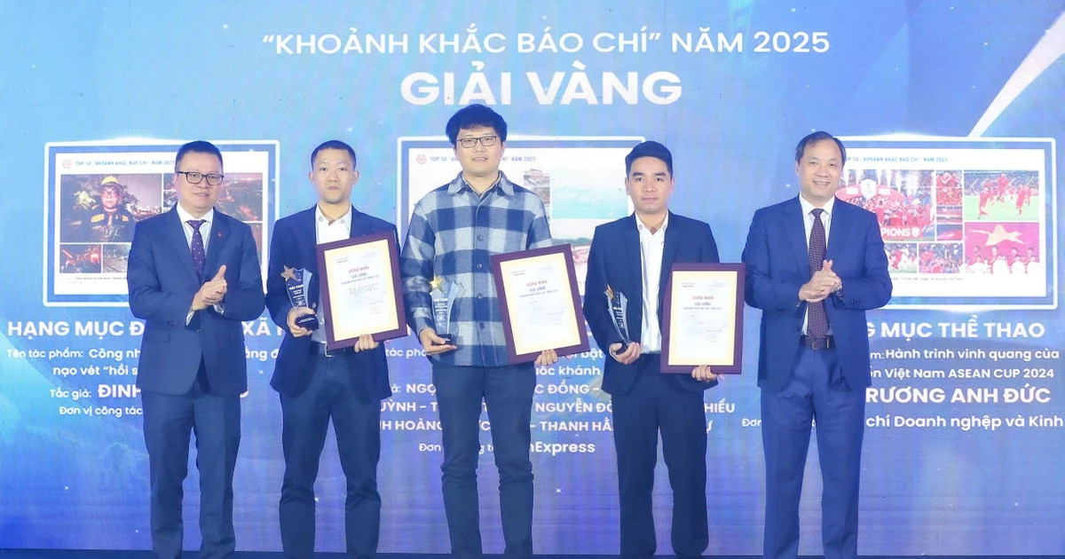 View - Lễ trao Giải ảnh 'Khoảnh khắc Báo chí' 2025: Tôn vinh các tác giả xuất sắc | Báo Tri thức và Cuộc sống - TIN TỨC PHỔ BIẾN KIẾN THỨC 24H