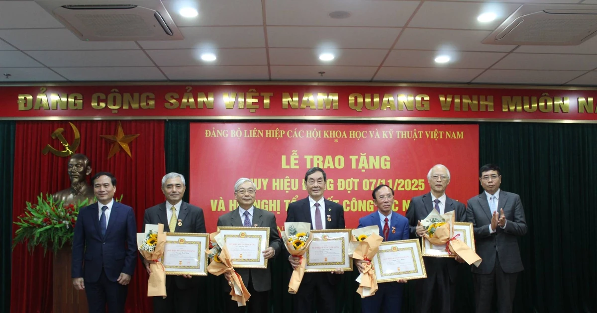 View - Đảng ủy VUSTA trao huy hiệu Đảng, tổng kết công tác năm 2025 | Báo Tri thức và Cuộc sống - TIN TỨC PHỔ BIẾN KIẾN THỨC 24H