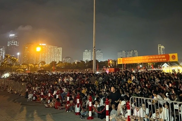 View - Người dân háo hức xem màn bắn đại bác ở sân Mỹ Đình | Báo Tri thức và Cuộc sống - TIN TỨC PHỔ BIẾN KIẾN THỨC 24H