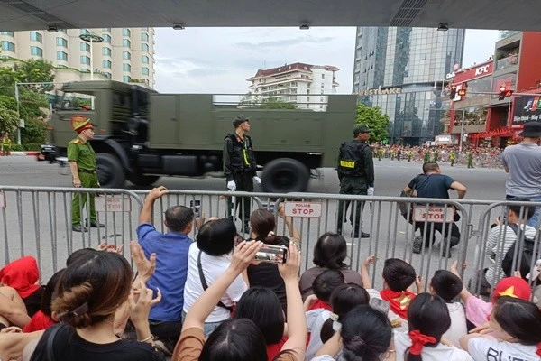View - Người dân hò reo, cổ vũ đoàn diễu binh trên đường Thanh Niên | Báo Tri thức và Cuộc sống - TIN TỨC PHỔ BIẾN KIẾN THỨC 24H