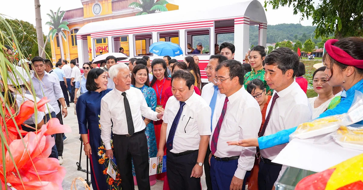 View - Sự kiện đầu tiên Lễ hội mùa Thu Côn Sơn - Kiếp Bạc năm 2025 hút du khách | Báo Tri thức và Cuộc sống - TIN TỨC PHỔ BIẾN KIẾN THỨC 24H